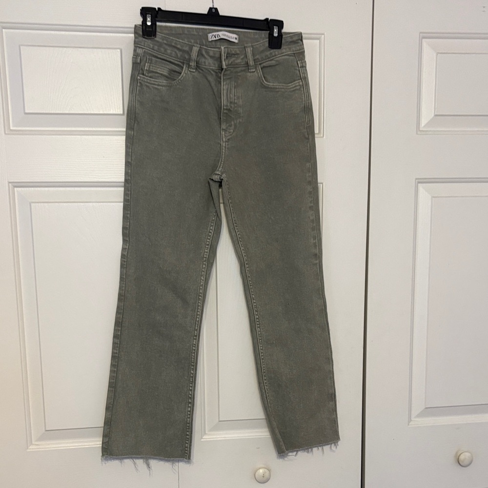 Zara Women's Straight Leg Cropped Jeans in Gray